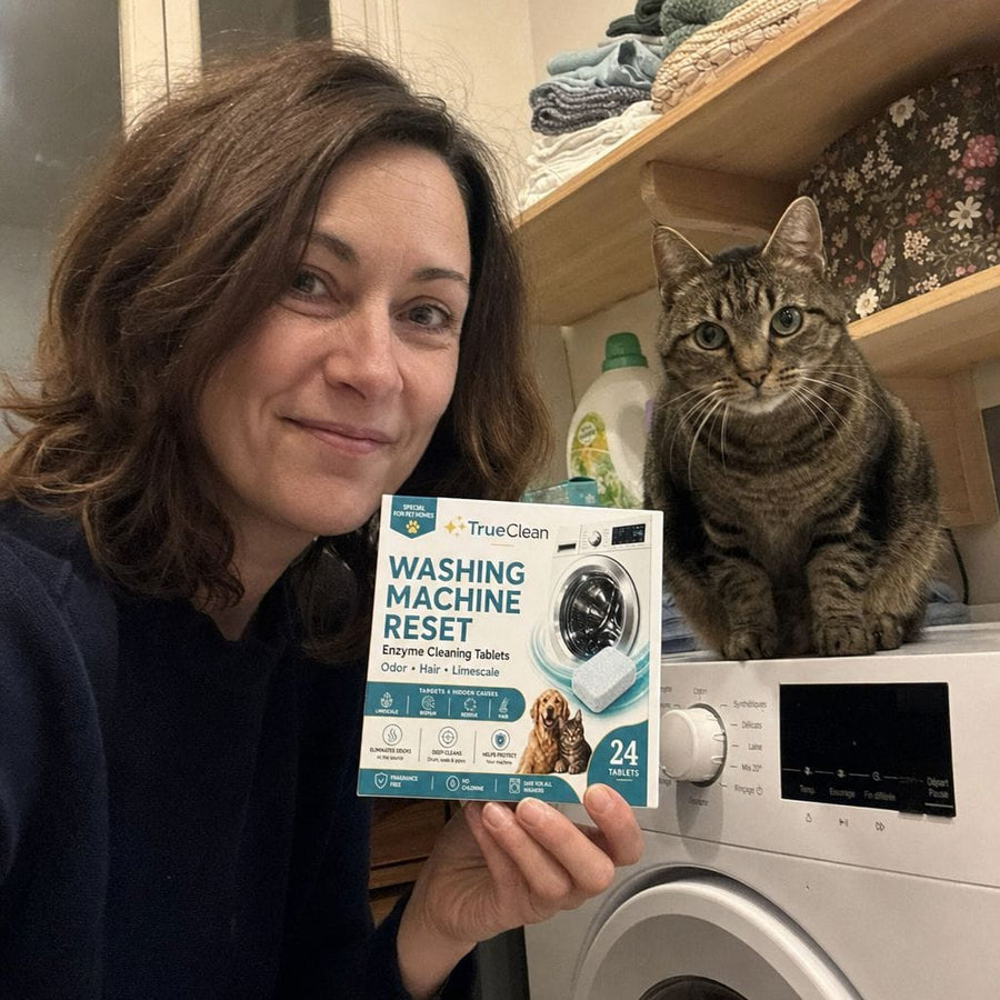 Cliente TrueClean tenant le pack Réinitialisation Lave-Linge