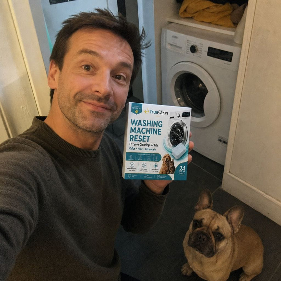 Cliente d'un foyer avec animaux montrant les pastilles TrueClean